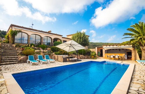 Calonge House | 350 m2 house, magnificent view, 6 mins to the sea, sleeps 14, all comfort