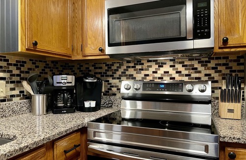 Gatlinburg - Pigeon Forge Cabin | 350 reviews ⭐️ Fishing-Firepit-Hot Tub-Horseshoes-only 2.5 miles to Gatlinburg!