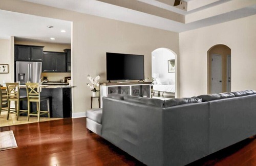 Crestview House | 3575 Autumn Woods Dr.