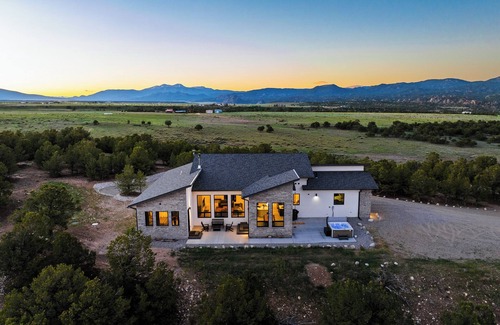 Nathrop House | 360 views & Private Hot Tub, Near the Hot Springs