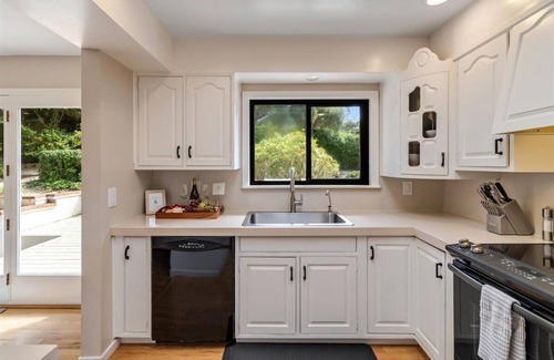 Del Monte Forest House | 3985 Pebble Beach® Forest Getaway~Bring Golf Clubs