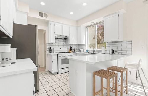Southwestern Sacramento House | 3B 2.5B SFH, King Suite, 65" TV, Yard, Walkable to Parks/Shopping Square