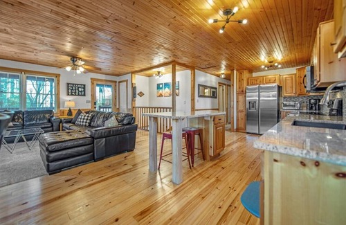 Walnut Mountain Cabin | 3B/3B, Mountain Views, Hot Tub, 2 Fireplaces