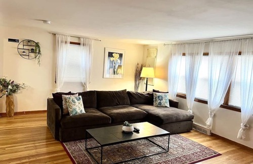 Waltham Apartment | 3bd/1ba apartment with parking 6204