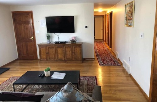 Waltham Apartment | 3bd/1ba apartment with parking 6204