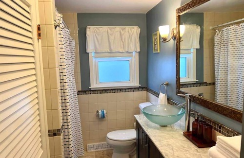 Waltham Apartment | 3bd/1ba apartment with parking 6204