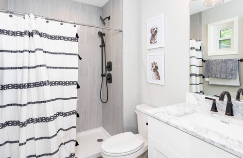 Columbia House | 3bd 2ba Private Oasis with a hot tub!