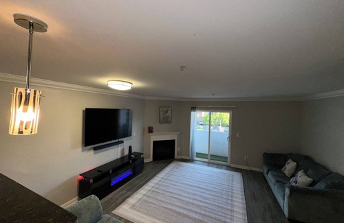 Warner Center House | 3BD/3BA/3Parking TownHouse with Jetted Tub/Hot Tub in Master Bedroom !