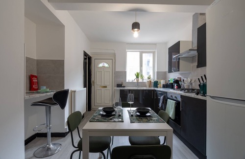The Westside Apartment | 3bd flat, with Pool Table,& Dart, sleeps 8, central, close to shops