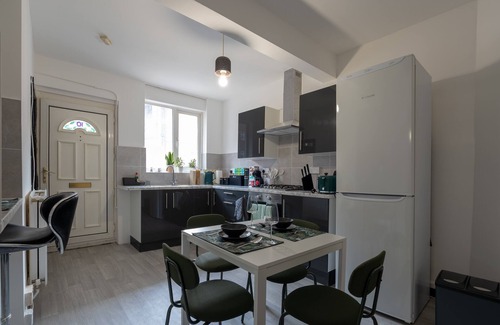 The Westside Apartment | 3bd flat, with Pool Table,& Dart, sleeps 8, central, close to shops