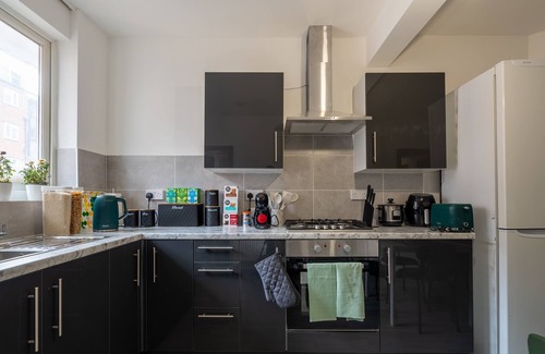 The Westside Apartment | 3bd flat, with Pool Table,& Dart, sleeps 8, central, close to shops