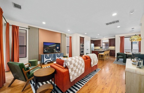 East Downtown Houston House | 3BD w/Gym & Foosball - Relax on Rooftop Patio