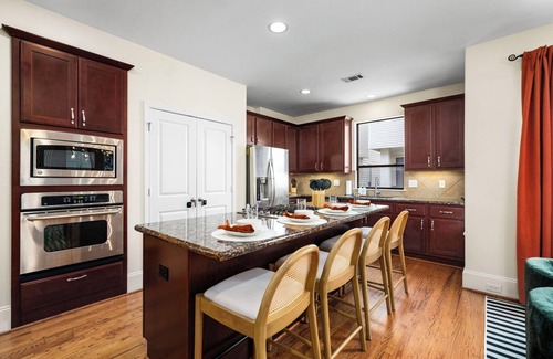 East Downtown Houston House | 3BD w/Gym & Foosball - Relax on Rooftop Patio