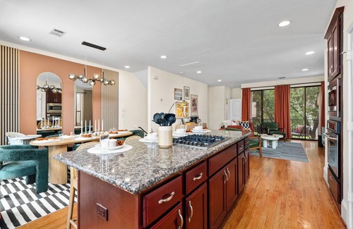 East Downtown Houston House | 3BD w/Gym & Foosball - Relax on Rooftop Patio