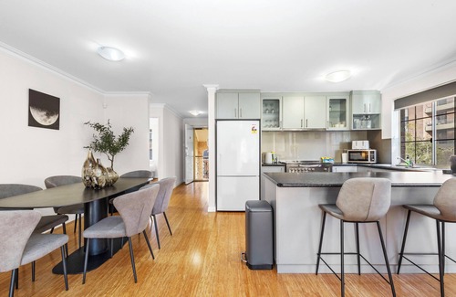 East Perth Apartment | 3BDR + Sauna + Pool + Parking