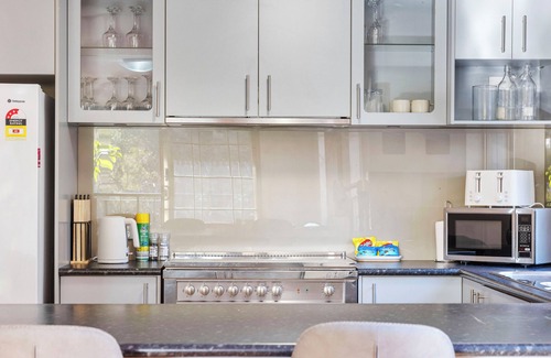 East Perth Apartment | 3BDR + Sauna + Pool + Parking
