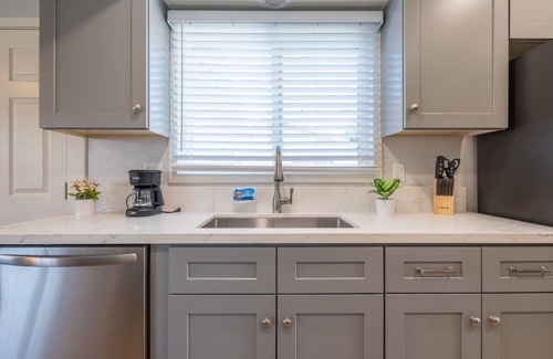 Charter Oak House | 3bdrm,1.5 b, Garage, Back Yard.