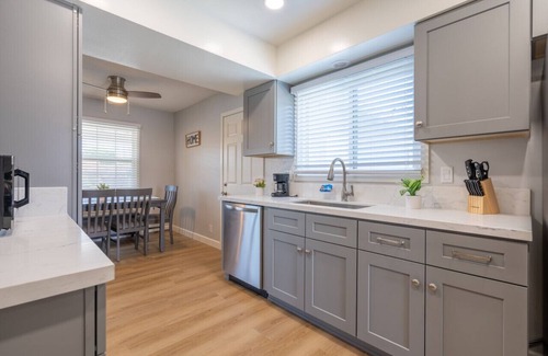 Charter Oak House | 3bdrm,1.5 b, Garage, Back Yard.
