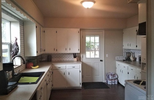 Pendleton House | 3bed 1bath with views of the city overlooking the event fairgrounds.