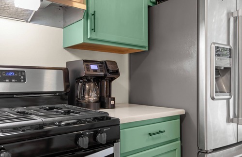Clawson House | 3bed/2ba Boho Bungalow Blocks from Clawson Downtown