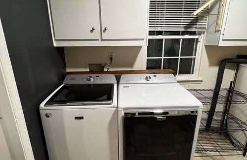 Montgomery House | 3bed 2bath Firepit, Pool Table, Darts, Pool.
