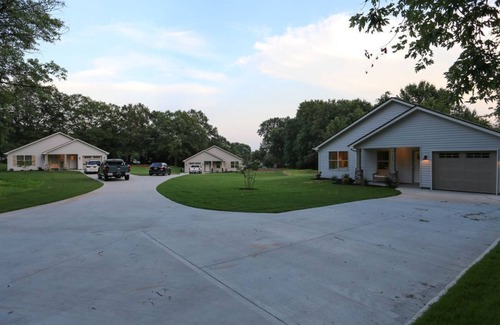 Greer House | 3Bed/2Bath Ritzy 1 of 3