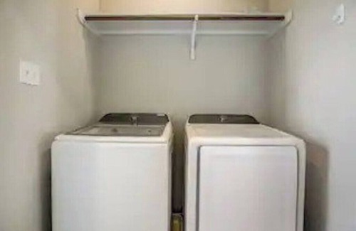 Travis County House | 3BR+2.5 BTH Oasis + Pool: F1 & 10M DT & Airport