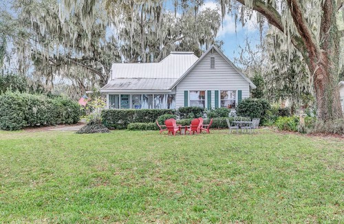 Yalaha House | 3BR, 2BA Charming 1920s Lake Estate w hot tub & Beautiful Boat Dock. Sleeps 7