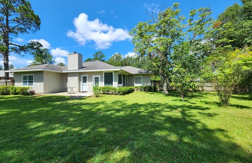 Gainesville House | 3BR/2BA, King Bed, Gated Golf Community, <20 Mins to Campus!