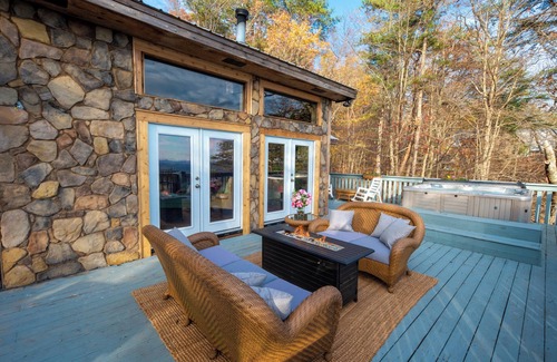 Menlo Cabin | 3BR, 2BA, stunning mtn view, jacuzzi, dry sauna, fire pit, wood burning stove