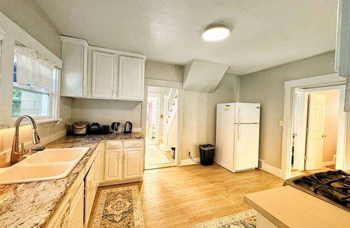 Central Tacoma House | 3BR/3BA Base, Expand to 6BR for extra cost, Sleeps up to 14, Central & Cozy home