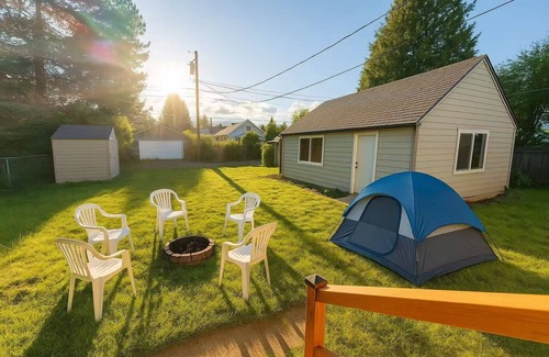 Central Tacoma House | 3BR/3BA Base, Expand to 6BR for extra cost, Sleeps up to 14, Central & Cozy home