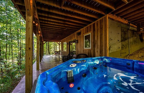 Helmsburg Cabin | 3BR, 3BA log cabin