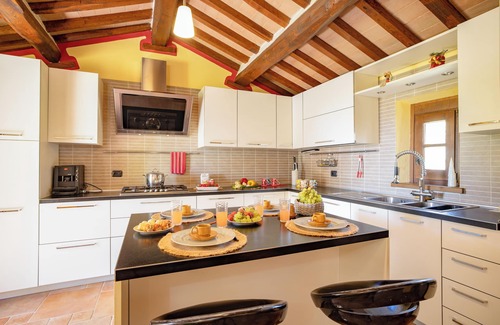 Cortona Villa | 3BR apartment with nice private garden and large shared pool