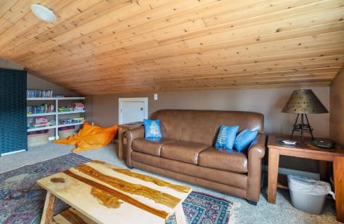 Big Sky House | 3BR Big Sky Getaway with Hot Tub and Mountain Views