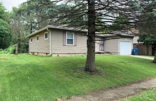 Lawrence House | 3BR Cozy House