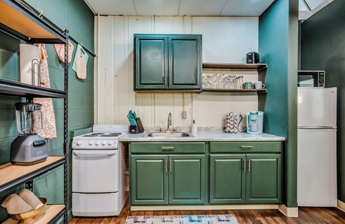Wichita House | 3BR Downtown Boho Hydeaway with Epic Garage Hangout for small gatherings