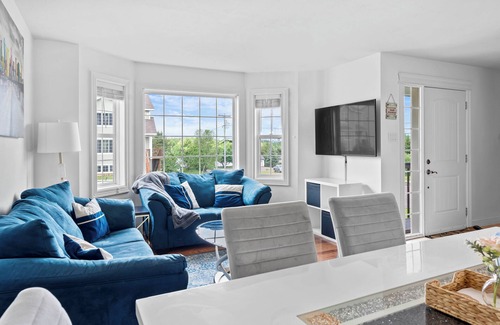 Dieppe House | 3BR Duplex W/Outdoor Patio
