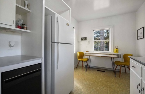 Locustville House | 3BR Farmhouse with Porch, Fire Pit, Horseshoe Pit