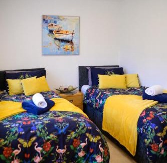 Bramcote House | 3BR,FREE off street parking,CCTV,Perfect for business Trip & Families holiday & working proffesional-long term,M1 J25-5Min drive,WI-Fi 500Mb,Netflix,Secure Huge Private garden,Fully equiped kitchen,Asda supermarket 5 min walk,Peaceful & Convenient,
