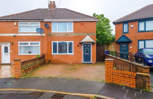 Droylsden Apartment | 3BR Fully-equipped House with Free WiFi & Parking