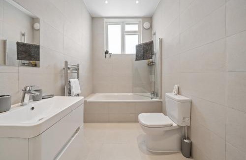 High Barnet House | 3BR House in Prime Barnet Location with Driveway