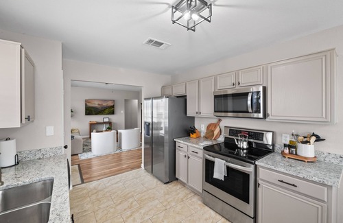 South Arlington House | 3BR in DFW | Epic Central | TX Live | AT&T Stadium