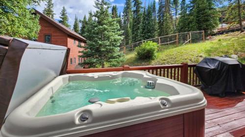 Breckenridge House | 3BR Mountain Retreat with Hot Tub
