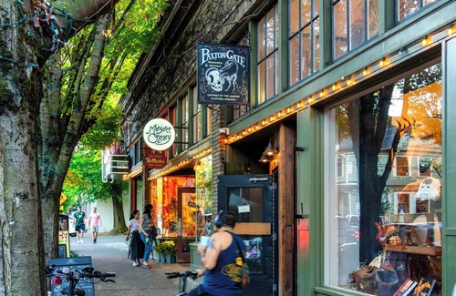Alphabet Historic District House | 3BR Sleeps 8 Prime NW Location 99 WalkScore