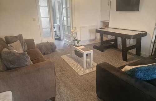 Kidwelly House | 3BR-Sleeps6-PetsOK-Off road parking-Garden