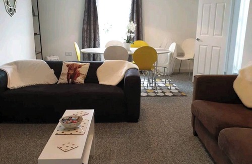 Kidwelly House | 3BR-Sleeps6-PetsOK-Off road parking-Garden