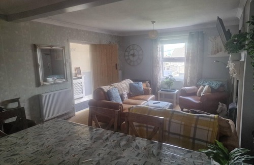 Kidwelly House | 3br-sleeps6-petsok-off Road Parking-garden