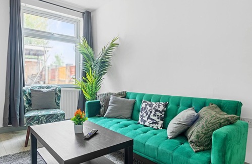 Corby House | 3Br-Sleeps8-Parking-Wifi-CloseStation