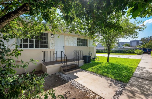 Hialeah House | 3BR Smart home, close to airport, Fast WiFi, Free private parking, Patio & Grill